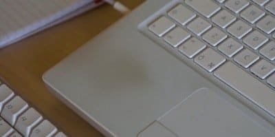 MacBook mit Fleck auf Handballenablage