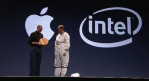 WWDC 2006 - Paul Ottelini im Hasenkostüm mit Steve Jobs