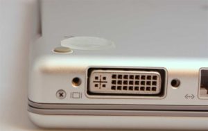 RadTech Pawz auf MacBook geklebt