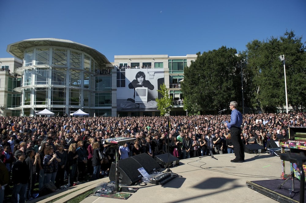 Gedenkfeier zum Tod von Steve Jobs auf dem Apple Campus
