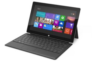 Microsoft Surface inklusive Tastatur und Aufsteller