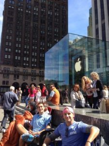 Camper vor dem Apple Store in der Fifth Avenue, die auf das iPhone 5S warten, Foto: SellYourMac