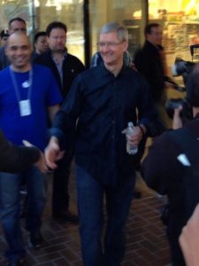 Tim Cook vor Apple Store in Palo Alto