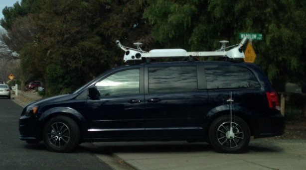 Minivan mit Kamera auf Dach