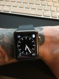 Apple Watch mit Tattoo am Handgelenk