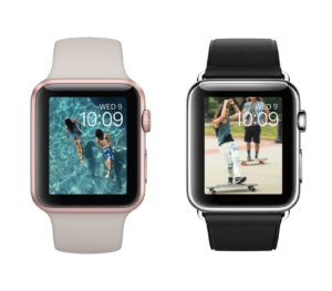 Apple Watch Sport in Roségold mit Stein-farbenem Sportarmband und Apple Watch mit schwarzem Lederarmband