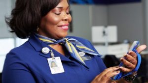 United Airlines: Mitarbeiterin mit iPhone 6 Plus