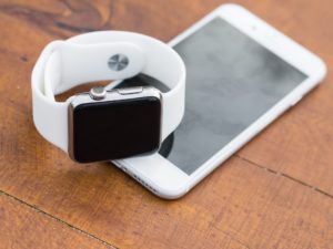 iPhone 6S silber mit Apple Watch (aufeinander)