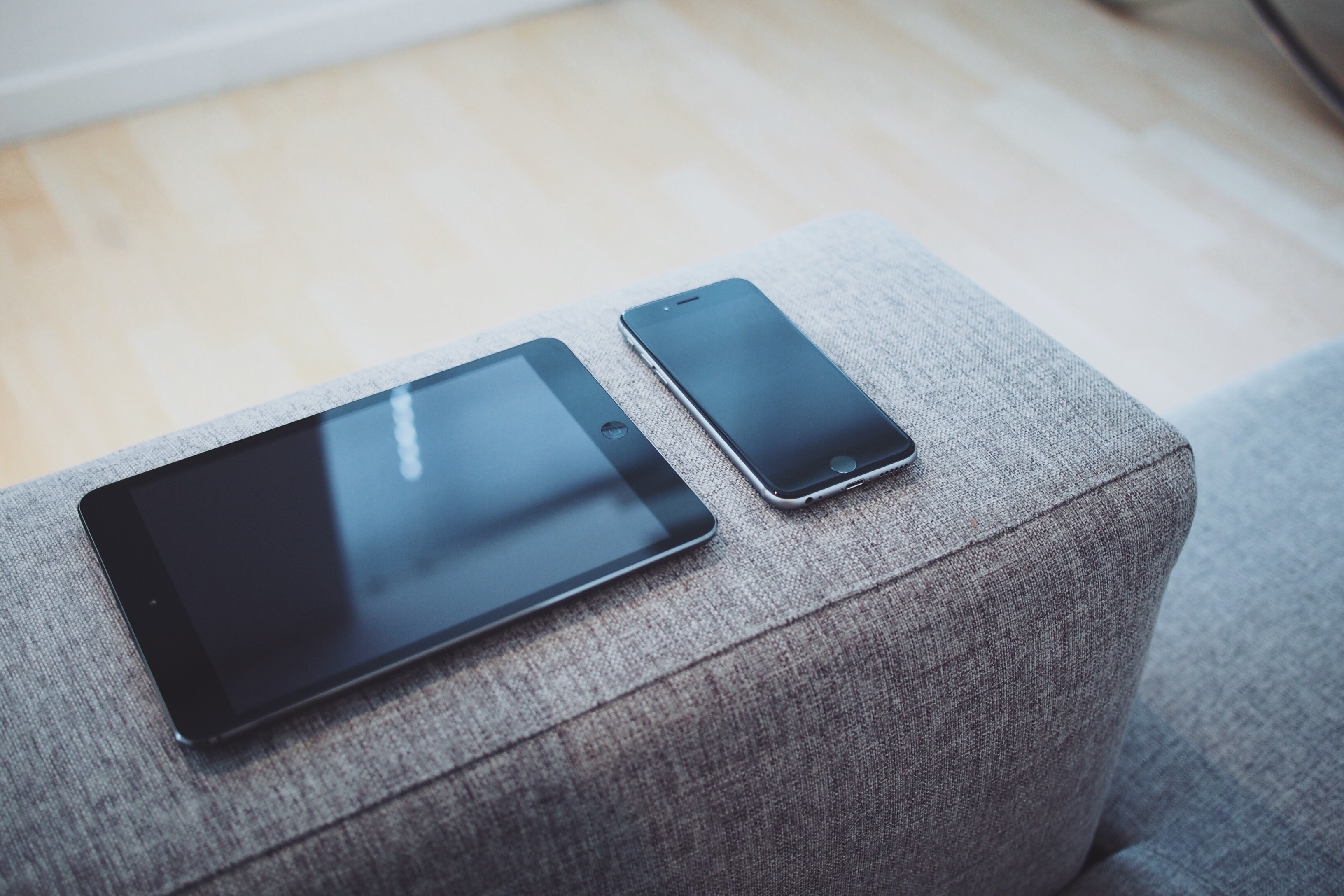 iPhone und iPad auf der Armlehne, Bild: CC0