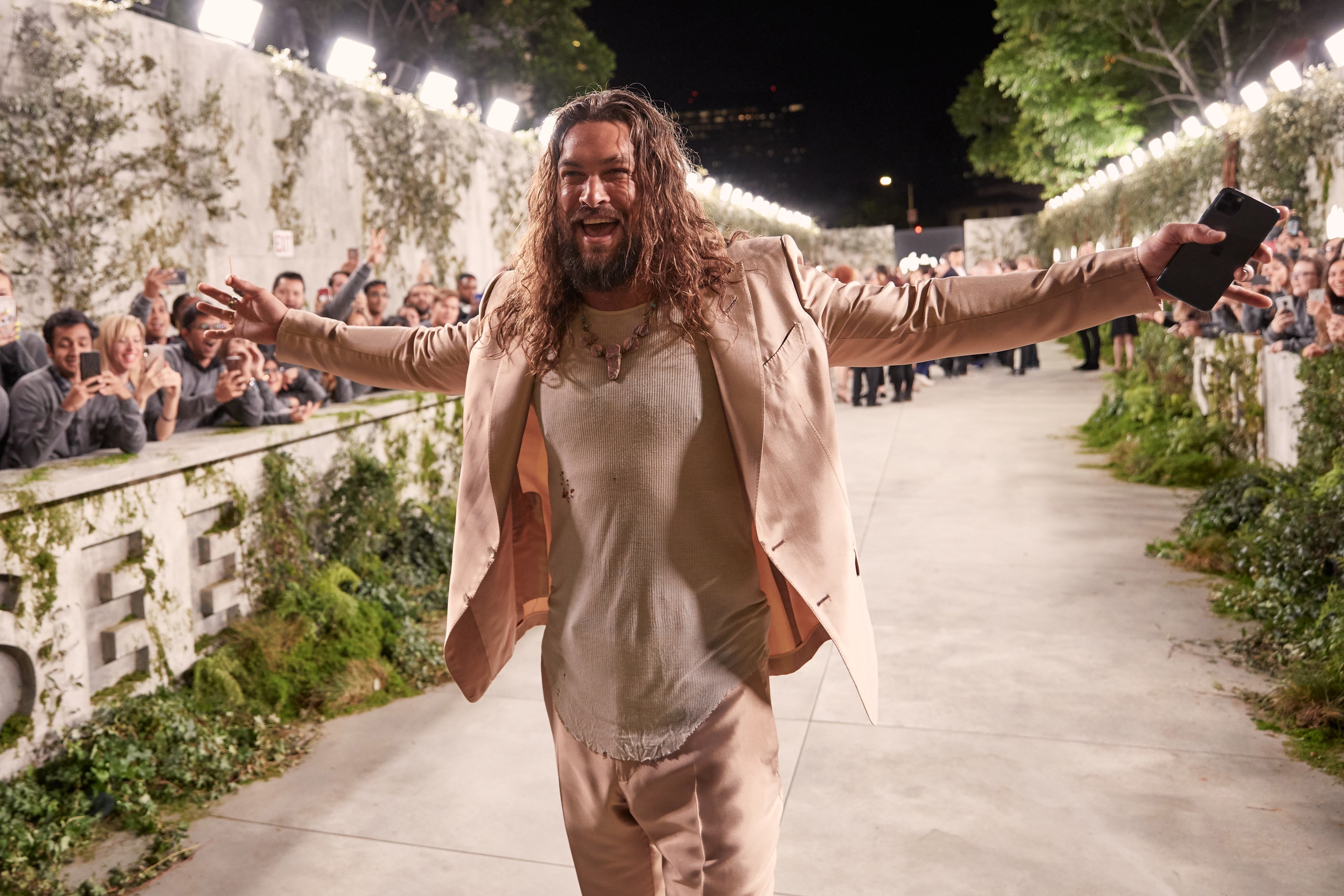 Jason Momoa auf See-Premiere