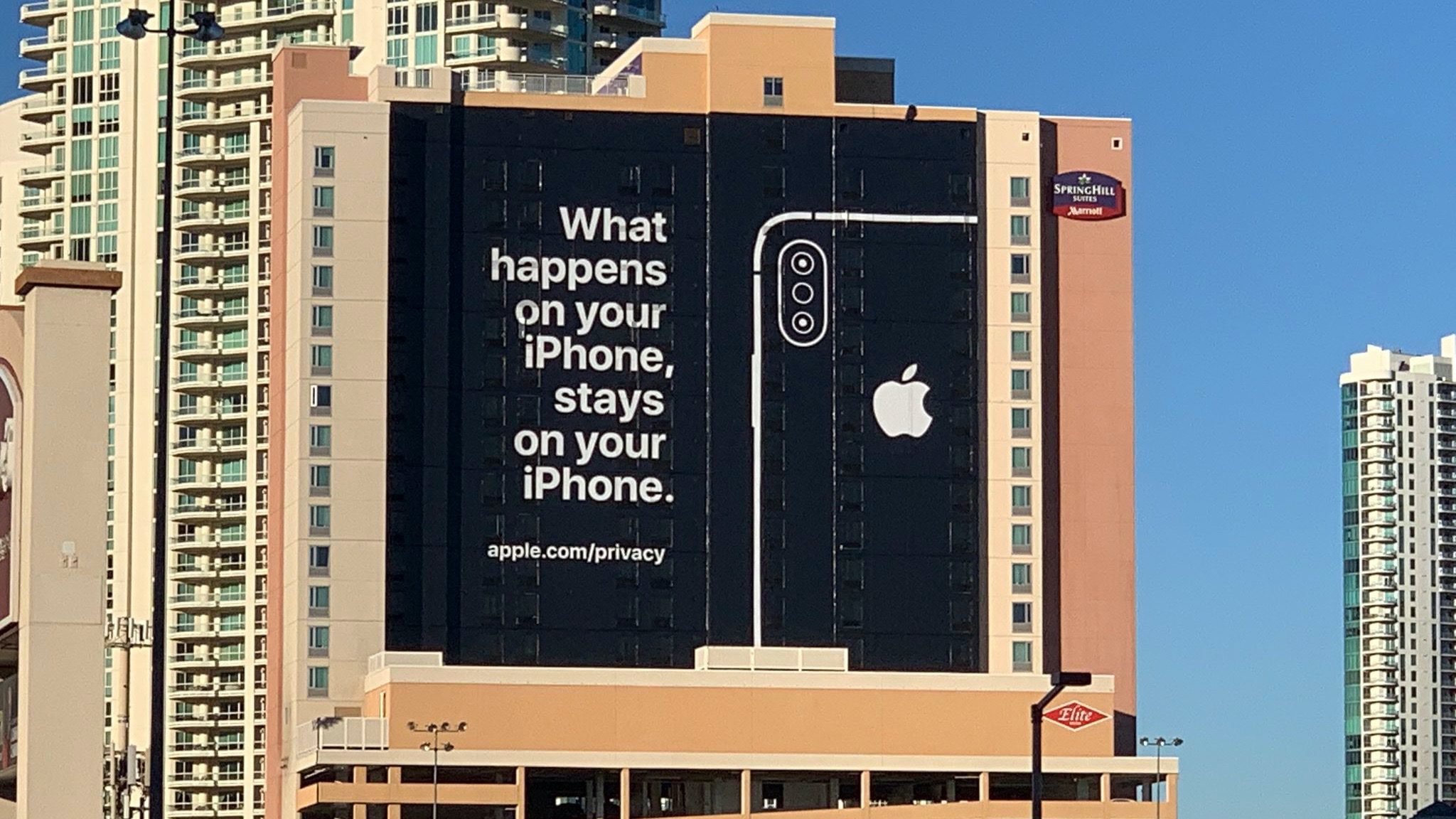 Apple-Werbung auf Hotelwand zu Privatsphäre