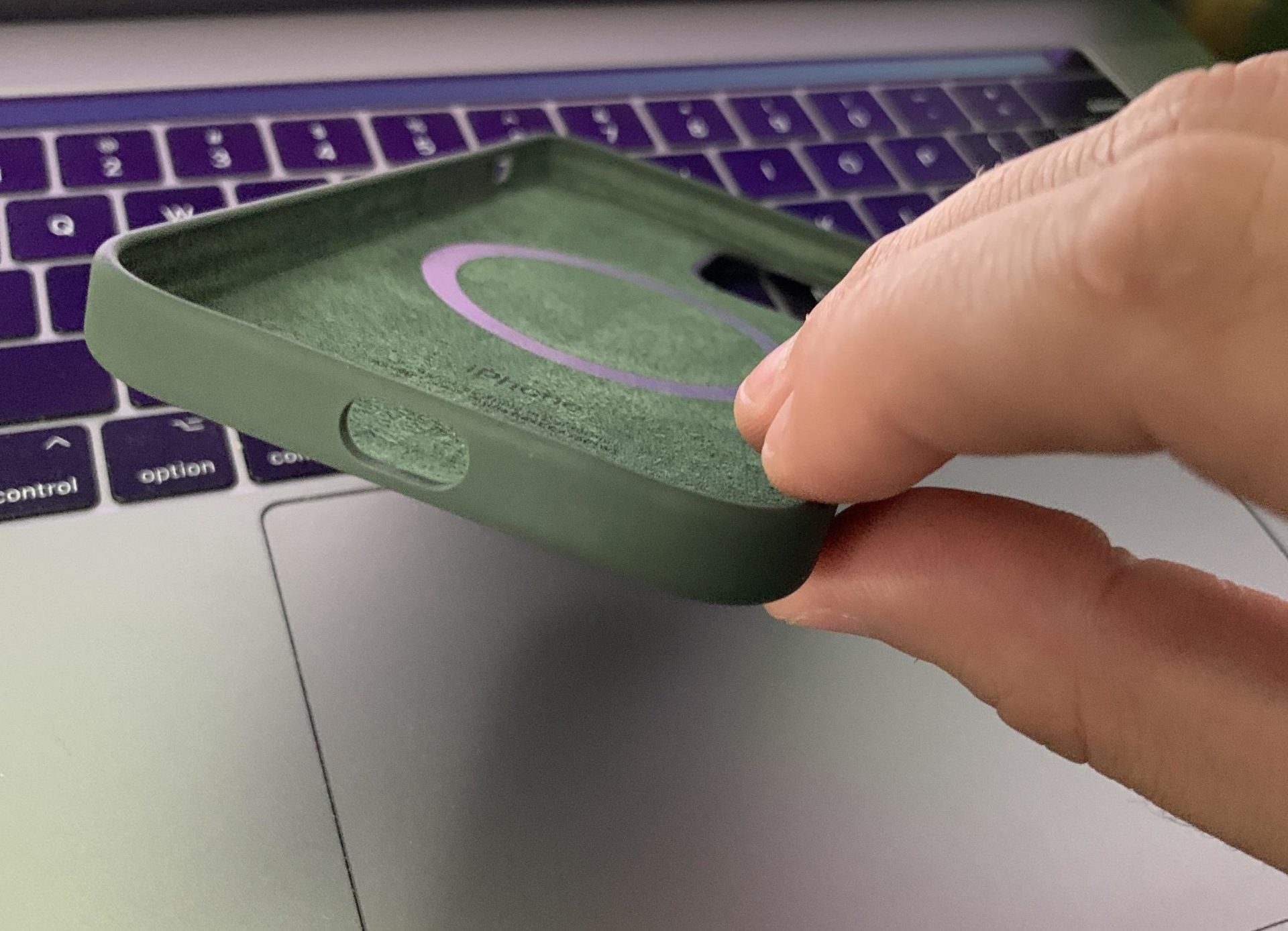 Schutzhülle des iPhone 12 Pro ohne Lautsprecheröffnung