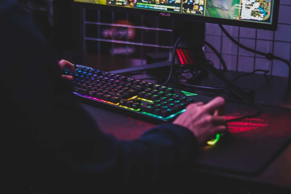 Gaming-Tastatur am Schreibtisch
