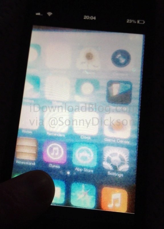 Leak des iOS-7-Home-Screens, Foto: @SonnyDickson